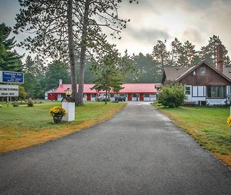 Northern Pine Inn Гейворд Екстер'єр фото